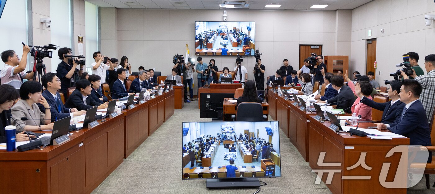 본문 이미지 - 지난 10일 서울 여의도 국회에서 열린 제429회국회&#40;정기회&#41; 법제사법위원회 제3차 전체회의에서 검찰개혁 입법청문회 관련 국민의힘 법사위원들이 반대 거수 투표를 하고 있다. 2025.9.10/뉴스1 ⓒ News1 이승배 기자