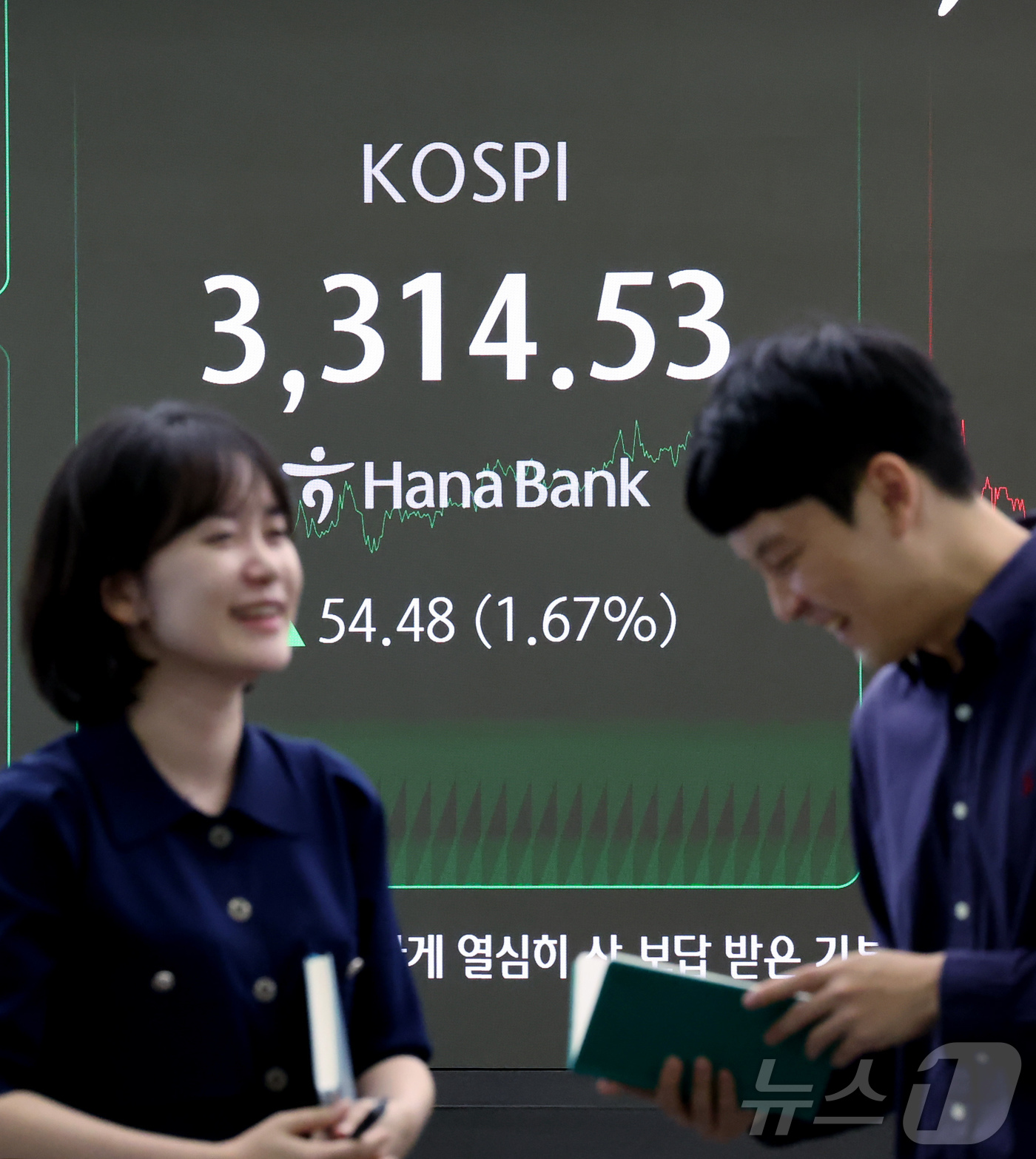(서울=뉴스1) 장수영 기자 = 10일 오후 서울 중구 하나은행 딜링룸 전광판에 코스피 종가가 역대 장 마감 기준 최고치인 3,314.53으로 표시되고 있다.이날 코스피는 장중 3 …