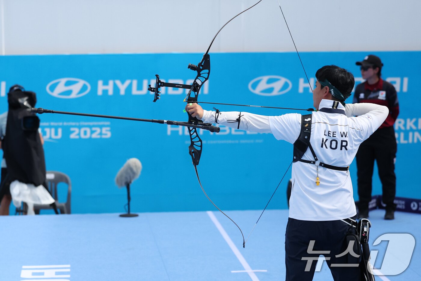 본문 이미지 - 10일 오후 광주 동구 5·18민주광장에서 열린 2025 세계양궁선수권대회 리커브 남자 단체전 결승에서 한국 이우석이 화살을 쏘고 있다. 2025.9.10/뉴스1 ⓒ News1 이승현 기자