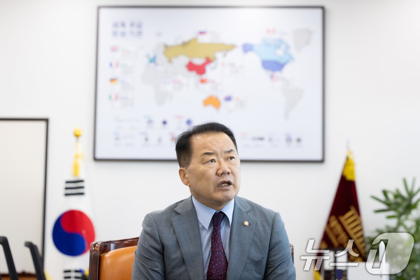 본문 이미지 - 신성범 국회 정보위원장이 10일 서울 여의도 국회에서 뉴스1과 인터뷰하고 있다. 2025.9.10/뉴스1 ⓒ News1 유승관 기자