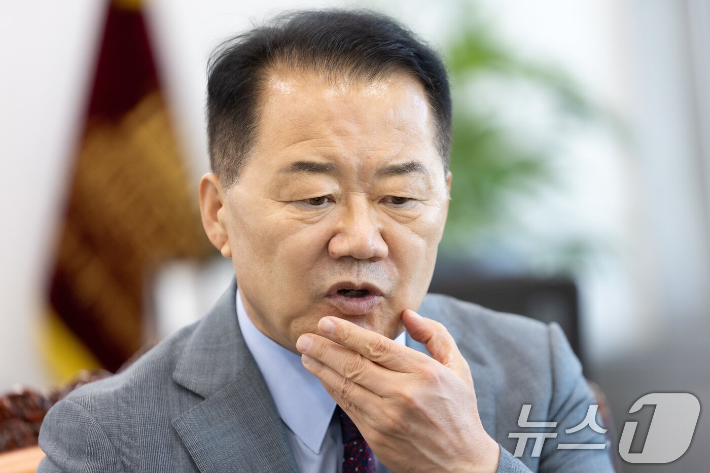 본문 이미지 - 신성범 국회 정보위원장이 10일 서울 여의도 국회에서 뉴스1과 인터뷰하고 있다. ⓒ News1 유승관 기자