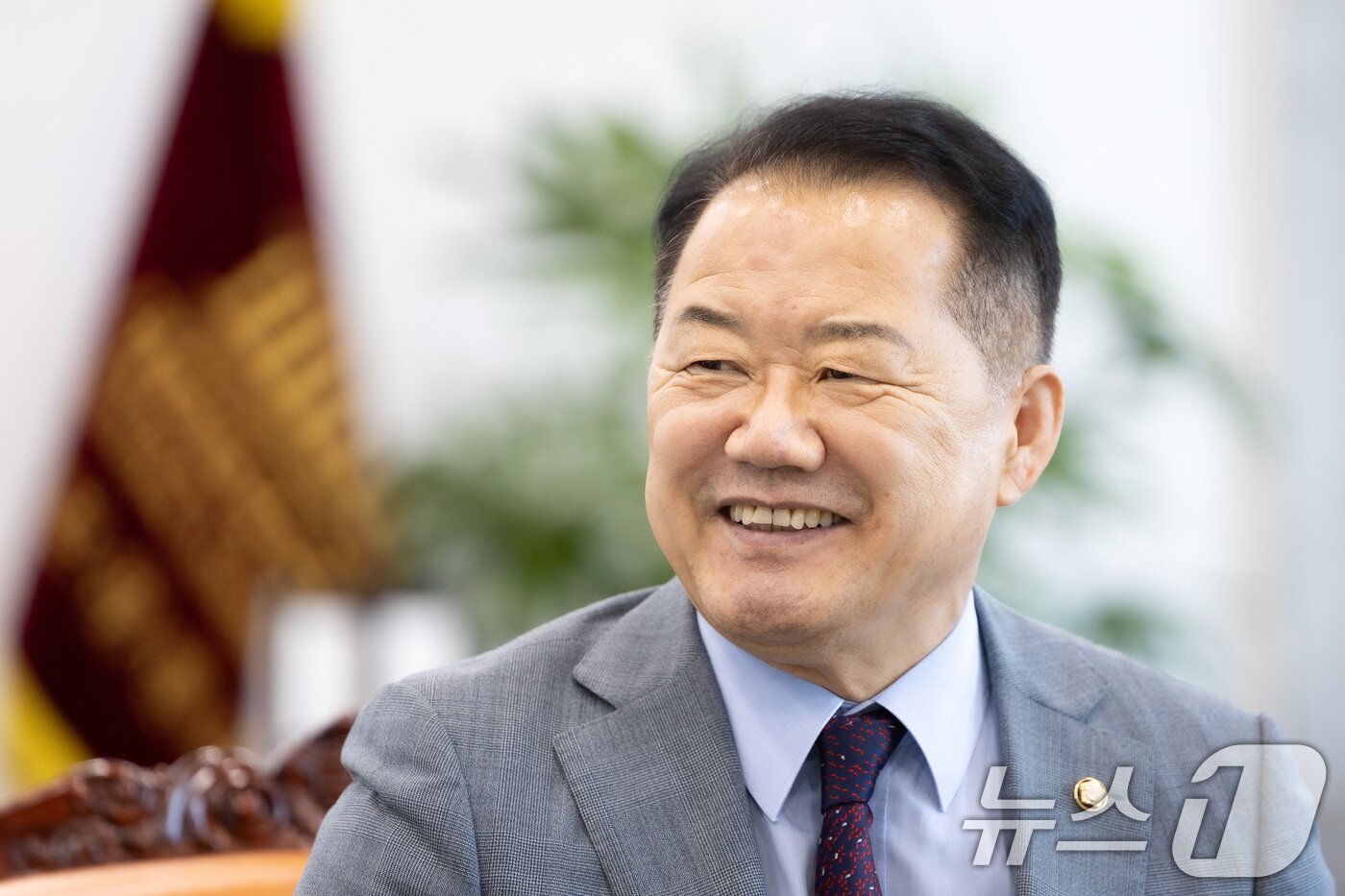 본문 이미지 - 신성범 국회 정보위원장이 10일 서울 여의도 국회에서 뉴스1과 인터뷰하고 있다. ⓒ News1 유승관 기자