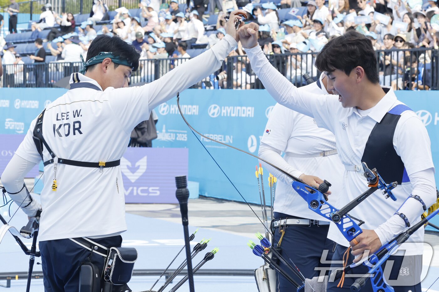 본문 이미지 - 10일 오후 광주 동구 5·18민주광장에서 열린 2025 세계양궁선수권대회 리커브 남자 단체전 결승에서 한국 김제덕과 이우석이 하이파이브 하고 있다. 2025.9.10/뉴스1 ⓒ News1 김태성 기자