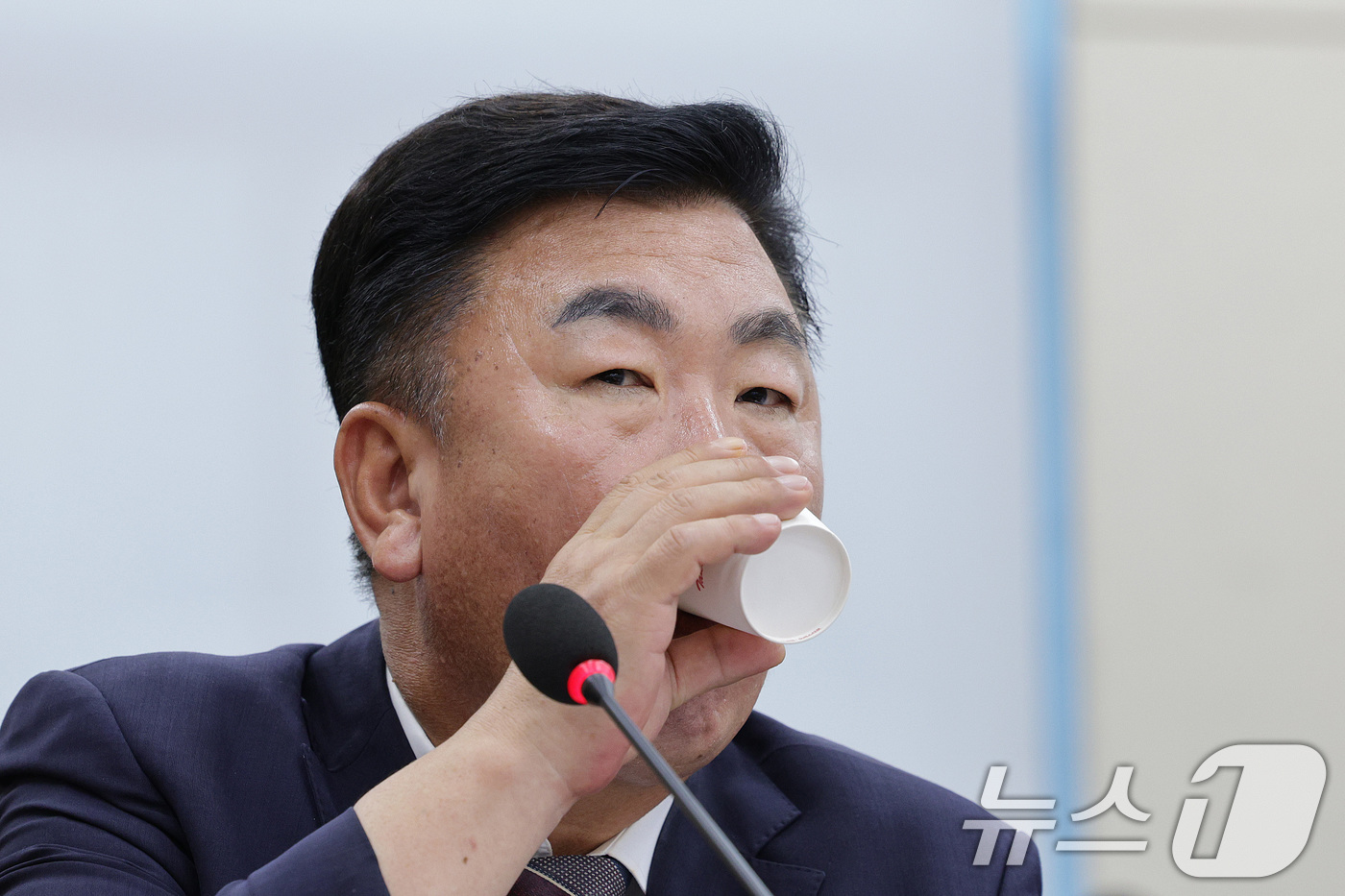 (서울=뉴스1) 신웅수 기자 = 이범석 청주시장이 10일 오전 서울 여의도 국회에서 열린 행정안전위원회의 오송참사 국정조사 기관보고에서 목을 축이고 있다. 2025.9.10/뉴스1 …