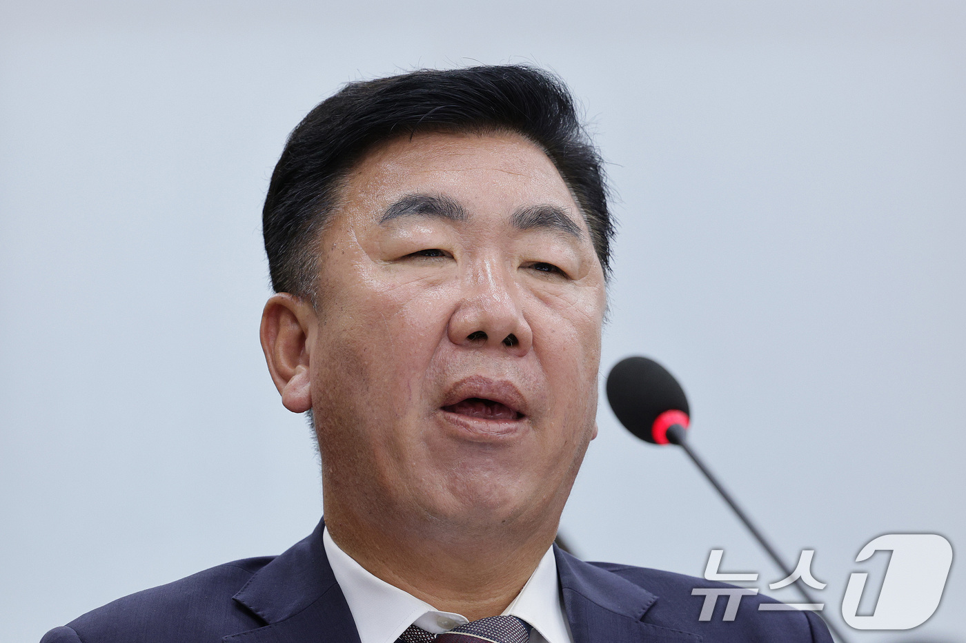 (서울=뉴스1) 신웅수 기자 = 이범석 청주시장이 10일 오전 서울 여의도 국회에서 열린 행정안전위원회의 오송참사 국정조사 기관보고에서 의원 질의에 답변하고 있다. 2025.9.1 …