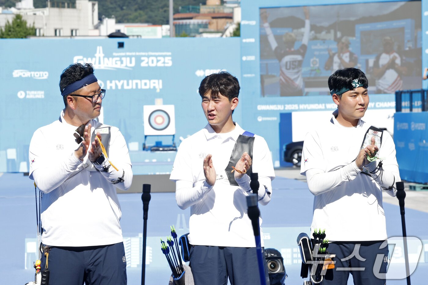본문 이미지 - 10일 오후 광주 동구 5·18민주광장에서 열린 2025 세계양궁선수권대회 리커브 남자 단체전 결승을 앞두고 한국 김우진, 김제덕, 이우석이 인사하고 있다. 2025.9.10/뉴스1 ⓒ News1 김태성 기자