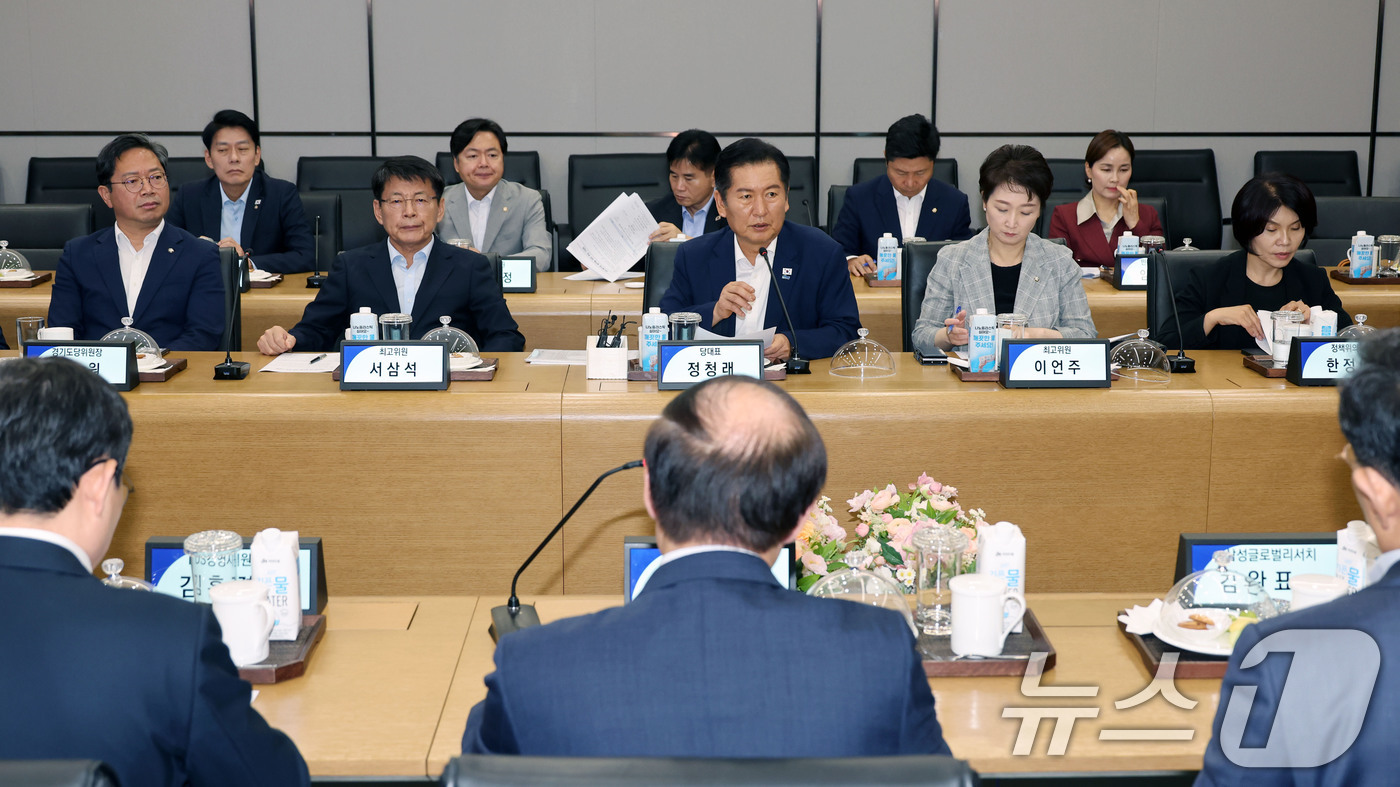 (서울=뉴스1) 국회사진기자단 = 정청래 더불어민주당 대표가 10일 오후 경기 평택 삼성전자 팽택캠퍼스에서 열린 반도체산업 발전을 위한 현장 간담회에서 인사말을 하고 있다.  20 …