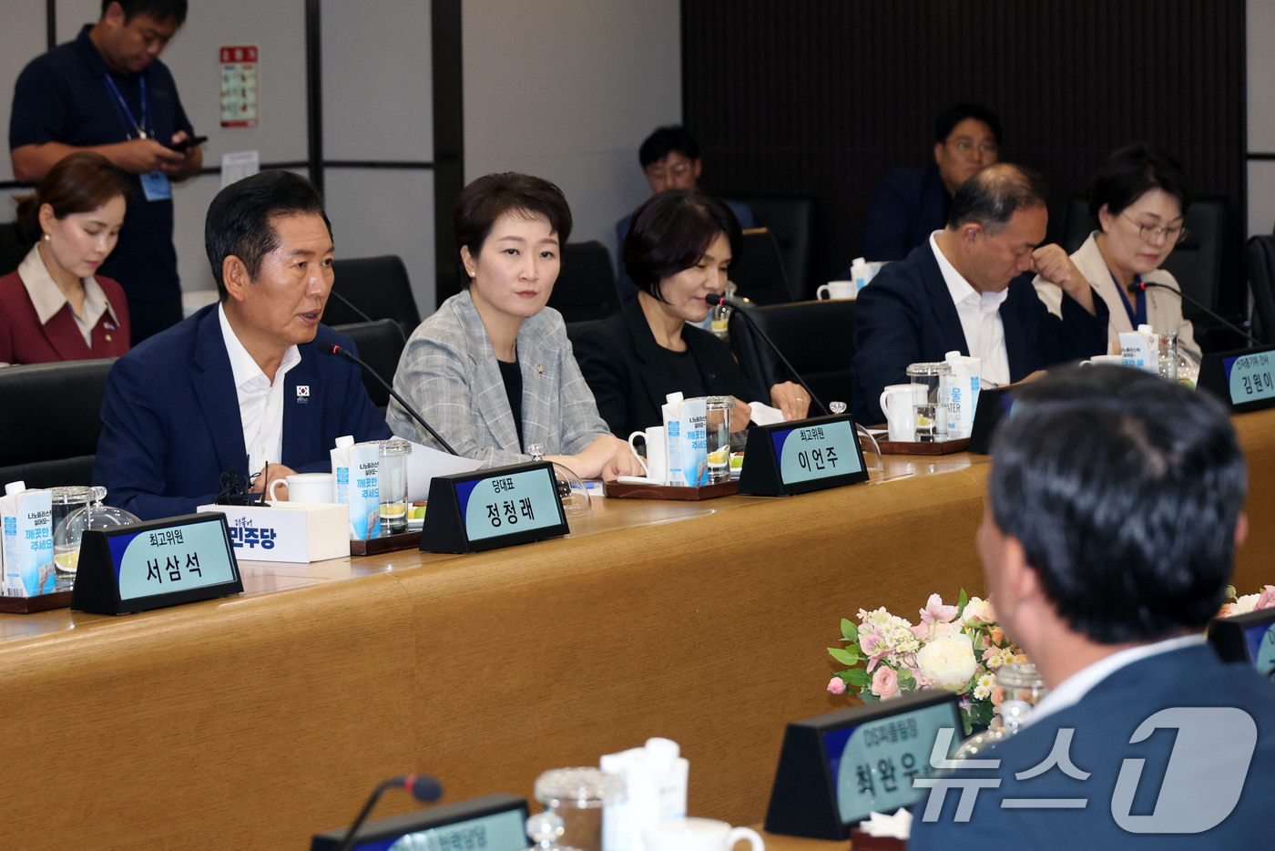 (서울=뉴스1) 국회사진기자단 = 정청래 더불어민주당 대표가 10일 오후 경기 평택 삼성전자 팽택캠퍼스에서 열린 반도체산업 발전을 위한 현장 간담회에서 인사말을 하고 있다. 202 …