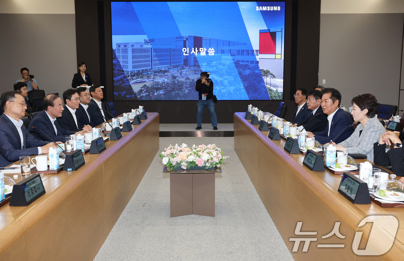 (서울=뉴스1) 국회사진기자단 = 정청래 더불어민주당 대표가 10일 경기 평택시 삼성전자 팽택캠퍼스를 방문해 반도체산업 발전을 위한 현장 간담회를 하고 있다. 왼쪽 맞은 편은 전영 …