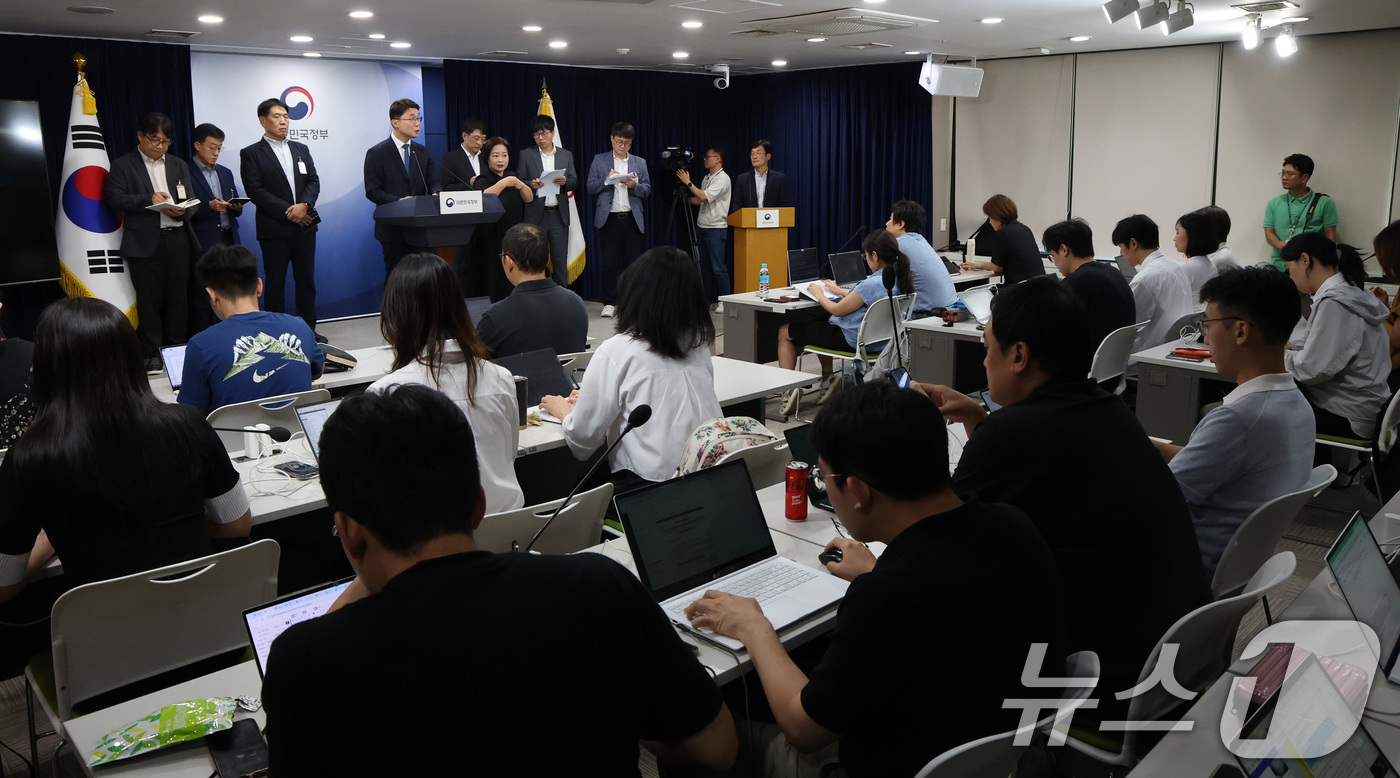 (서울=뉴스1) 임세영 기자 = 류제명 과학기술정보통신부 제2차관이 10일 서울 종로구 정부서울청사에서 KT 고객 무단 소액결제 침해사고 관련 브리핑을 하고 있다.  2025.9. …