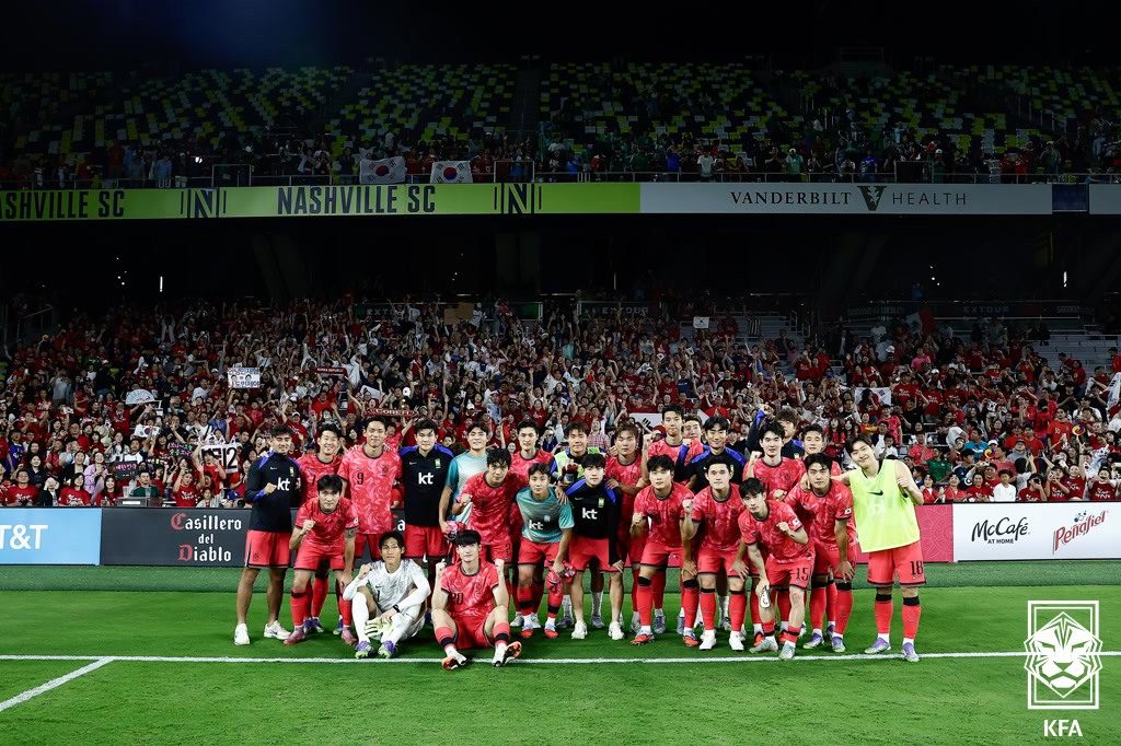 (서울=뉴스1) = 손흥민이 10일(한국시간) 미국 테네시주 내슈빌 지오디스 파크에서 열린 멕시코와의 친선경기에서 선수들이 경기를 마친 뒤 기념 촬영을 하고 있다. (대한축구협회 …