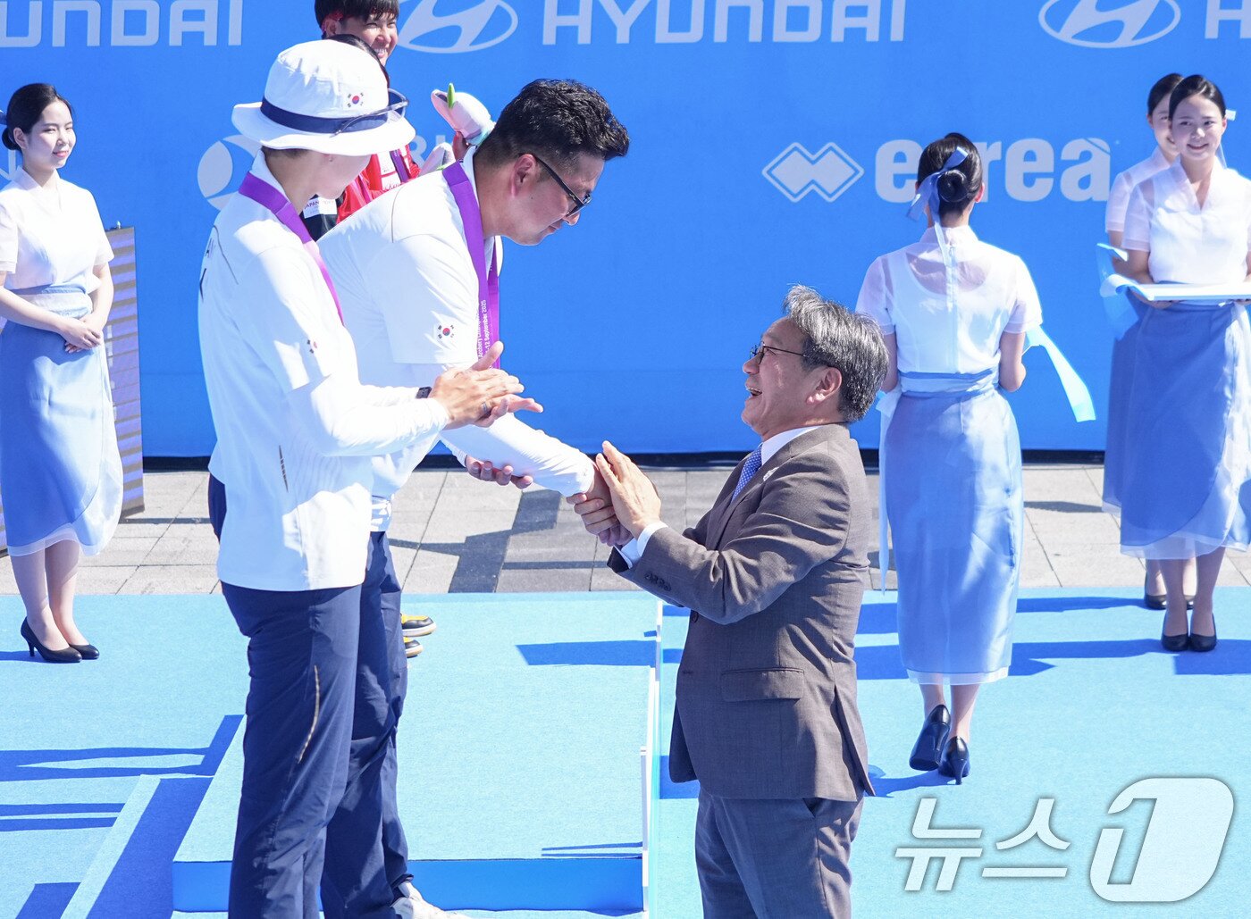 본문 이미지 - 강기정 광주시장이 10일 5·18민주광장 특설경기장에서 열린 &#39;광주 2025 현대세계양궁선수권대회&#39; 리커브 혼성 단체 결승전에서 준우승을 차지한 김우진·안산 선수에게 메달을 걸어주며 축하하고 있다.&#40;광주시 제공. 재판매 및 DB 금지&#41; 2025.9.10/뉴스1 ⓒ News1 박준배 기자