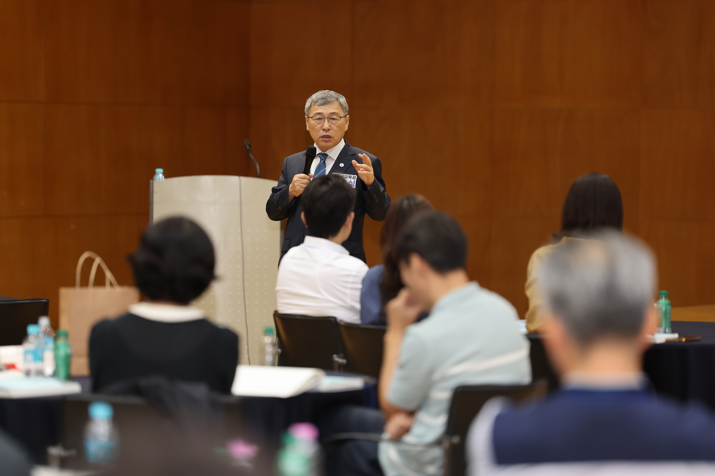 (서울=뉴스1) = 정근식 서울시교육감이 10일 경기 파주시 라이브러리스테이 지지향에서 열린 '2025학년도 교육활동보호 학교관리자 연수'에 참석해 인사말하고 있다. (서울시교육청 …