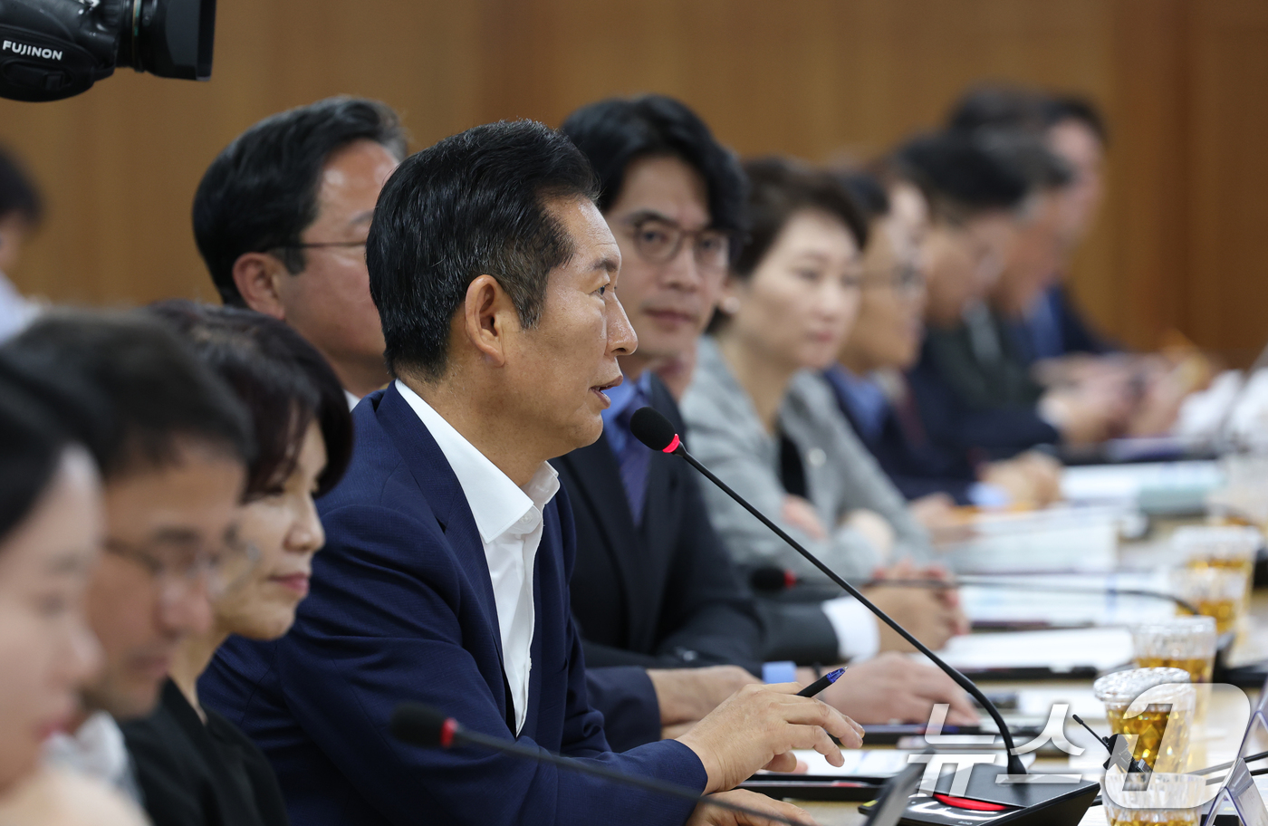 (수원=뉴스1) 김영운 기자 = 정청래 더불어민주당 대표가 10일 오후 경기 수원시 영통구 경기도청에서 열린 '경기 현장 예산정책협의회'에서 모두발언을 하고 있다. 2025.9.1 …