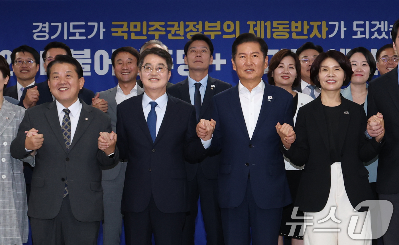 (수원=뉴스1) 김영운 기자 = 정청래 더불어민주당 대표가 10일 오후 경기 수원시 영통구 경기도청에서 열린 '경기 현장 예산정책협의회'에 앞서 김동연 경기도지사 및 내빈들과 함께 …