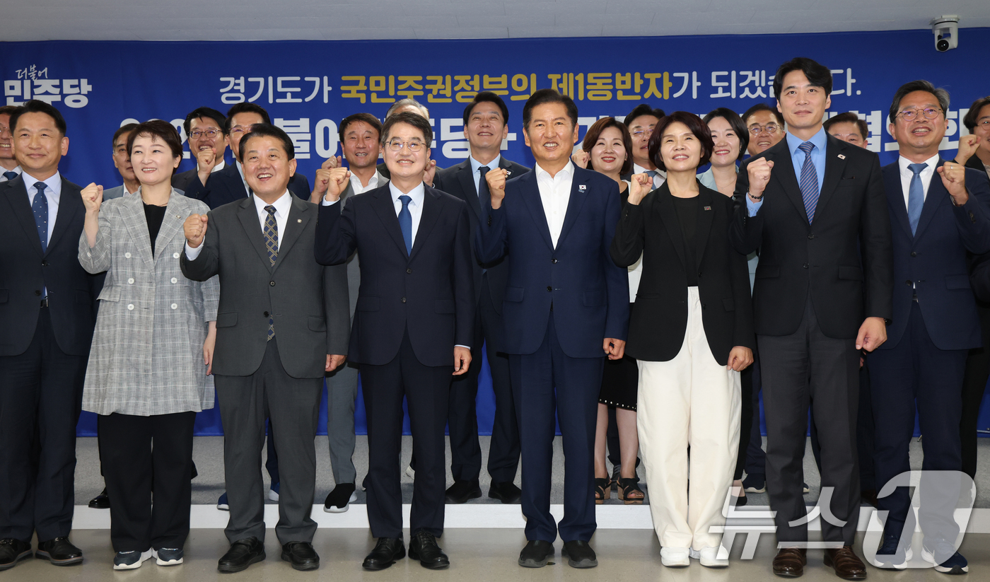 (수원=뉴스1) 김영운 기자 = 정청래 더불어민주당 대표가 10일 오후 경기 수원시 영통구 경기도청에서 열린 '경기 현장 예산정책협의회'에 앞서 김동연 경기도지사 및 내빈들과 함께 …