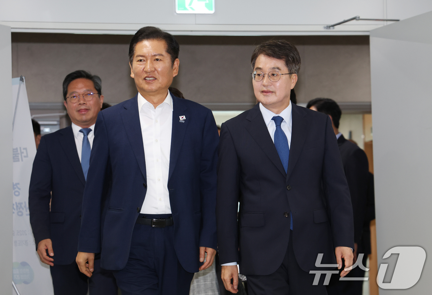 (수원=뉴스1) 김영운 기자 = 정청래 더불어민주당 대표와 김동연 경기도지사가 10일 오후 경기 수원시 영통구 경기도청에서 열린 '경기 현장 예산정책협의회'에 참석하고 있다. 20 …