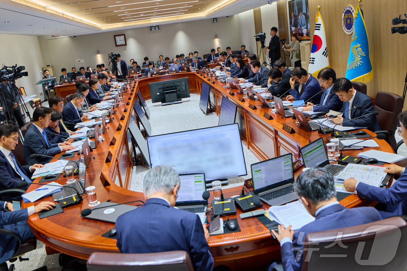 (서울=뉴스1) 이재명 기자 = 이재명 대통령이 지난 9일 서울 용산 대통령실 청사에서 열린 제41회 국무회의를 주재 하고 있다. (이재명 대통령 SNS. 재판매 및 DB 금지) …