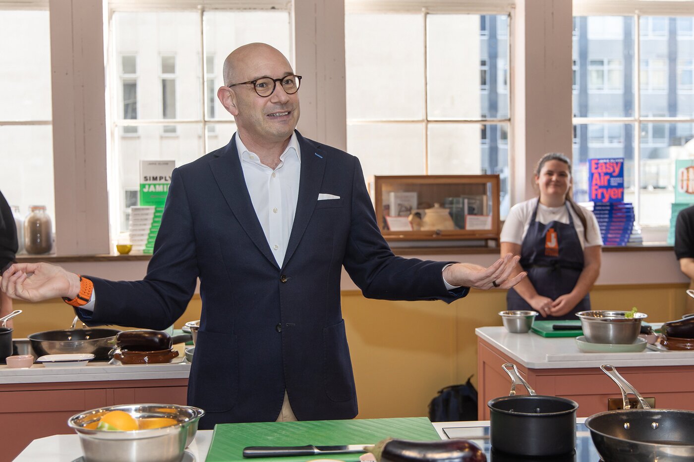 본문 이미지 - 삼성전자 구주 총괄 최고마케팅책임자(CMO) 벤자민 브라운이 제이미 올리버 키친 스튜디오에서 삼성전자 비스포크 AI 가전을 소개하고 있다(삼성전자 제공). ⓒ 뉴스1