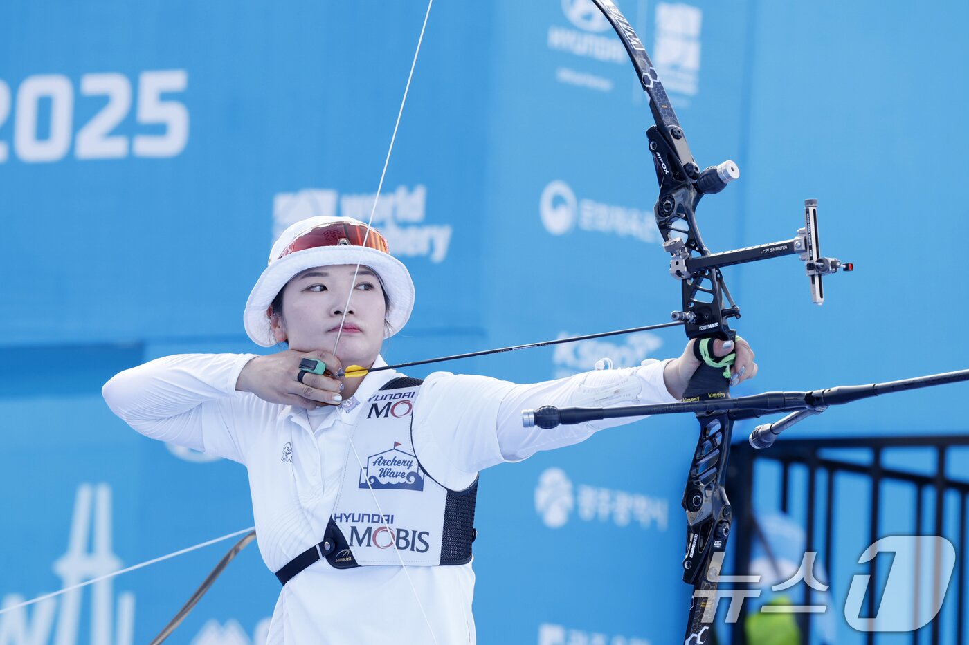 본문 이미지 - 10일 오후 광주 동구 5·18민주광장에서 열린 2025 세계양궁선수권대회 리커브 여자 단체전 동메달 결정전에서 강채영이 화살을 쏘고 있다. 2025.9.10/뉴스1 ⓒ News1 김태성 기자