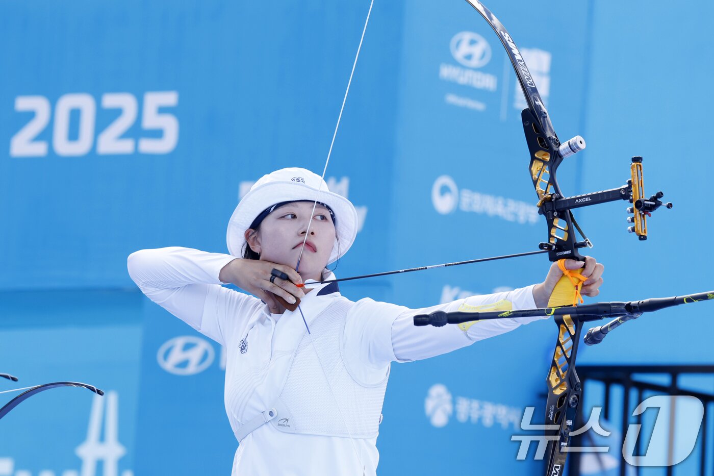 본문 이미지 - 10일 오후 광주 동구 5·18민주광장에서 열린 2025 세계양궁선수권대회 리커브 여자 단체전 동메달 결정전에서 임시현이 화살을 쏘고 있다. 2025.9.10/뉴스1 ⓒ News1 김태성 기자