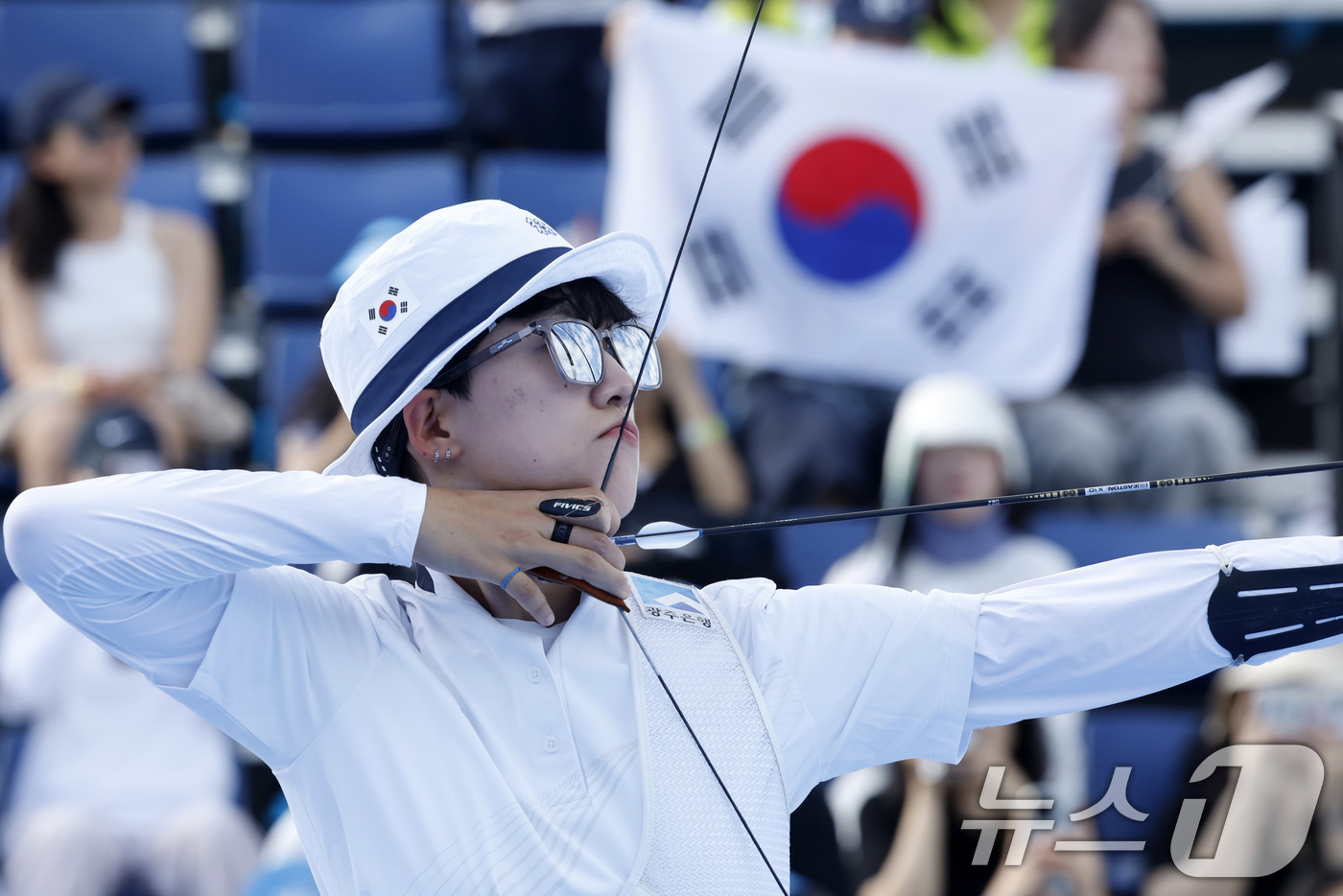 (광주=뉴스1) 김태성 기자 = 10일 오후 광주 동구 5·18민주광장에서 열린 2025 세계양궁선수권대회 리커브 여자 단체전 동메달 결정전에서 안산이 화살을 쏘고 있다. 2025 …