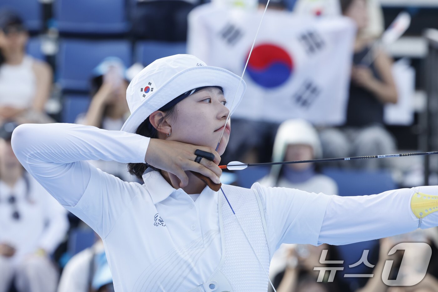 본문 이미지 - 10일 오후 광주 동구 5·18민주광장에서 열린 2025 세계양궁선수권대회 리커브 여자 단체전 동메달 결정전에서 임시현이 화살을 쏘고 있다. 2025.9.10/뉴스1 ⓒ News1 김태성 기자