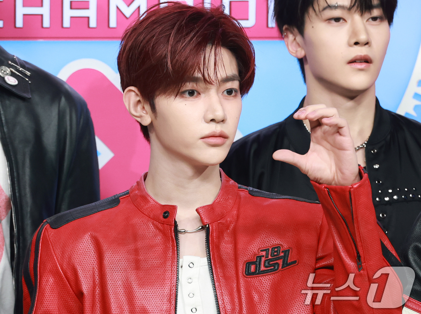 (고양=뉴스1) 권현진 기자 = 제로베이스원 장하오가 10일 오후 경기도 고양시 일산 MBC드림센터에서 열린 MBC M ‘쇼! 챔피언’에 출연해 볼 하트를 그리고 있다. 2025. …