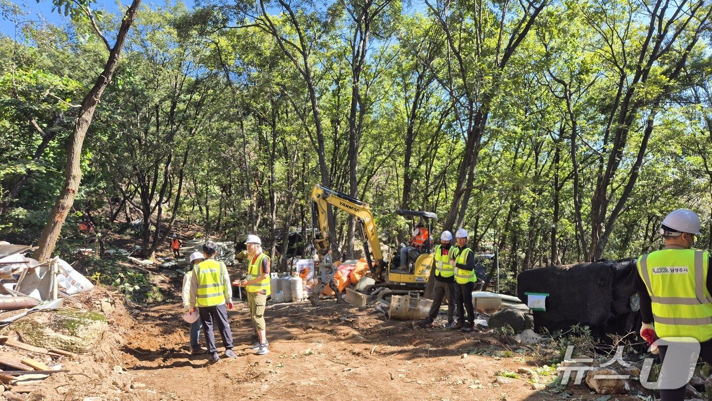 본문 이미지 - 10일 남양주시 공무원, 경찰, 소방 등 공직자들이 합심해 불암산 일대 불법 건축물을 전면 철거하는 모습. &#40;남양주시 제공. 재판매 및 DB금지&#41;
