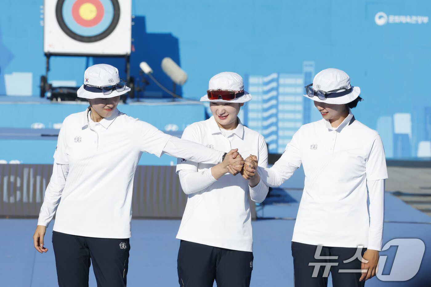 본문 이미지 - 10일 오후 광주 동구 5·18민주광장에서 열린 2025 세계양궁선수권대회 리커브 여자 단체전 시상식에서 동메달을 딴 한국 안산, 강채영, 임시현이 기뻐하고 있다. 2025.9.10/뉴스1 ⓒ News1 김태성 기자