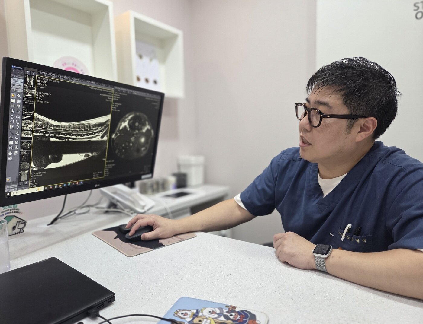 본문 이미지 - 10일 안형택 월드펫동물메디컬센터 영상 실장이 반려견의 MRI 영상 촬영 사례를 설명하고 있다. ⓒ 뉴스1