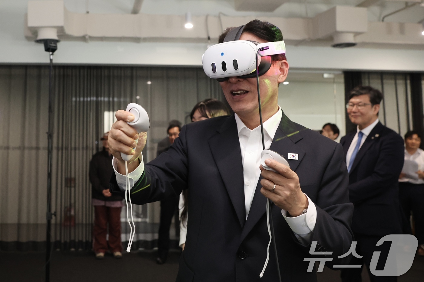 (서울=뉴스1) = 김민석 국무총리가 10일 서울 성북구 한국예술종합학교 석관동 캠퍼스에서 VR 기계를 착용하고 가상현실 기술을 체험하고 있다. (총리실 제공. 재판매 및 DB 금 …