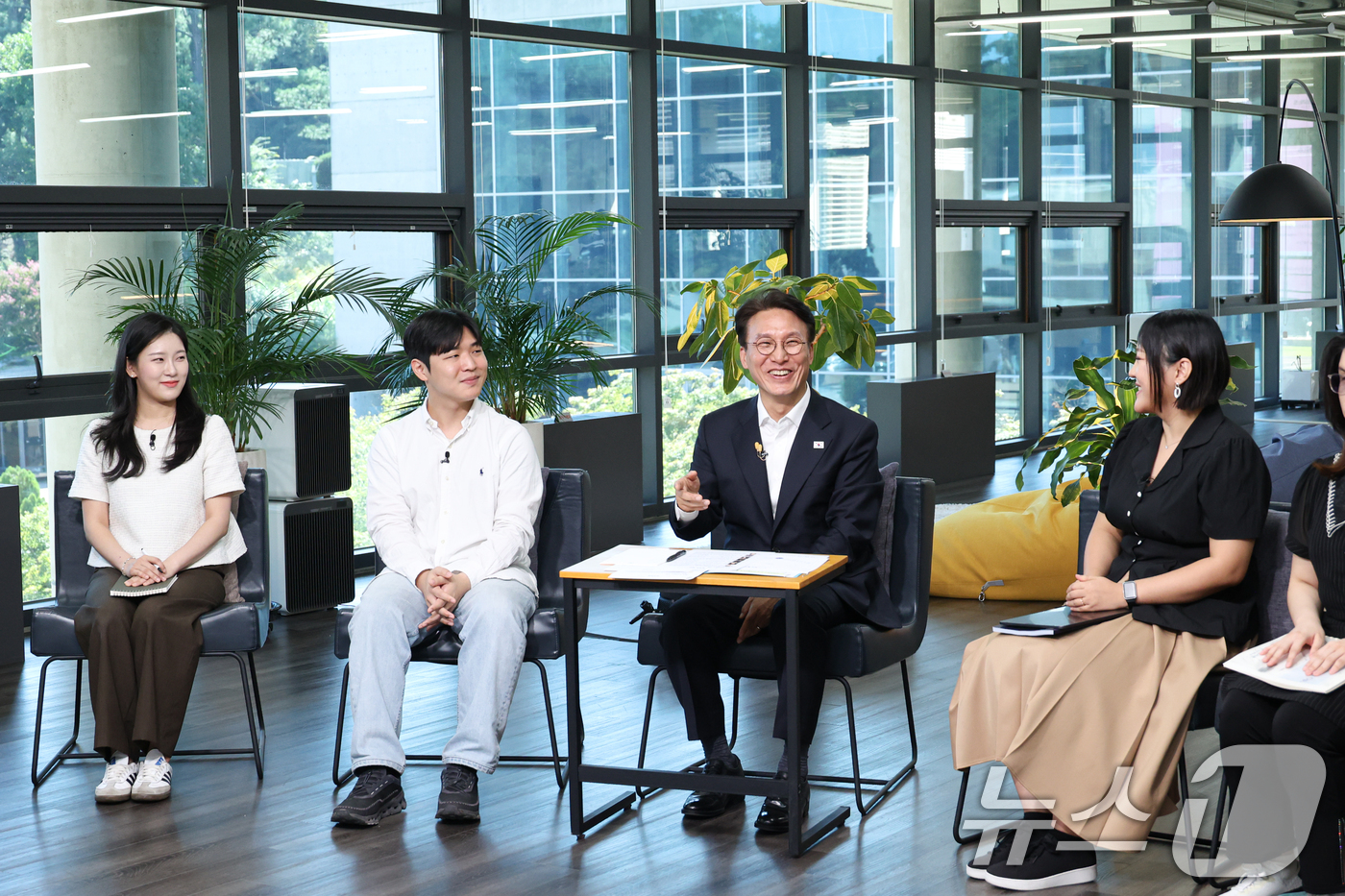 (서울=뉴스1) = 김민석 국무총리가 10일 서울 성북구 한국예술종합학교 석관동 캠퍼스에서 열린 미래대화 1·2·3에서 참석자들과 대화를 있다.  (총리실 제공. 재판매 및 DB …