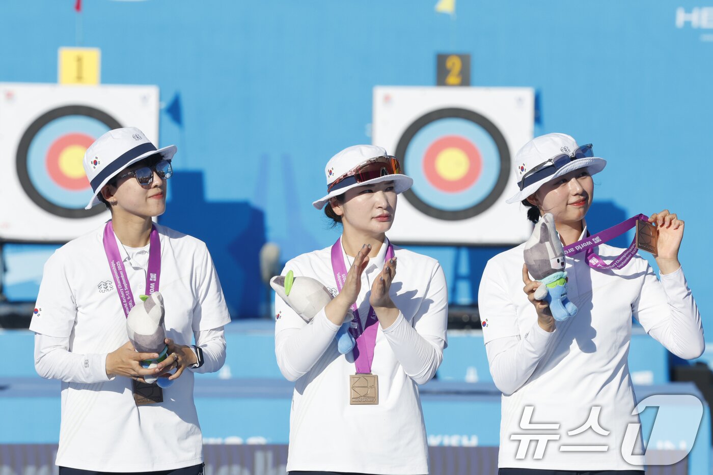 본문 이미지 - 10일 오후 광주 동구 5·18민주광장에서 열린 2025 세계양궁선수권대회 리커브 여자 단체전 시상식에서 동메달을 딴 한국 안산, 강채영, 임시현 선수가 동메달을 목에 걸고 인사하고 있다. 2025.9.10/뉴스1 ⓒ News1 김태성 기자