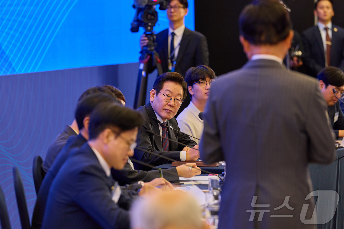 (서울=뉴스1) 이재명 기자 = 이재명 대통령이 10일 서울 마포구 프론트원에서 열린 국민성장펀드 보고대회에서 참석자들의 발언을 듣고 있다. (대통령실 제공. 재판매 및 DB 금지 …