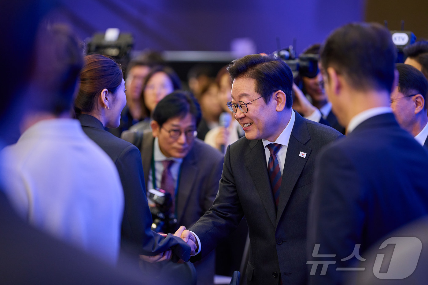 (서울=뉴스1) 이재명 기자 = 이재명 대통령이 10일 서울 마포구 프론트원에서 열린 국민성장펀드 보고대회에 참석하며 인사를 나누고 있다. (대통령실 제공. 재판매 및 DB 금지) …