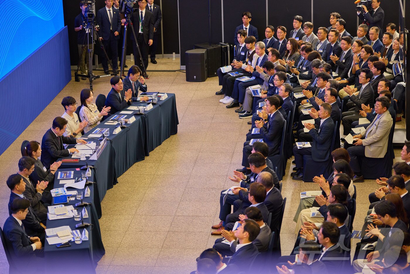 본문 이미지 - 이재명 대통령이 10일 서울 마포구 프론트원에서 열린 국민성장펀드 보고대회에서 참석자들의 발언을 듣고 있다. (대통령실 제공. 재판매 및 DB 금지) 2025.9.10/뉴스1 ⓒ News1 이재명 기자