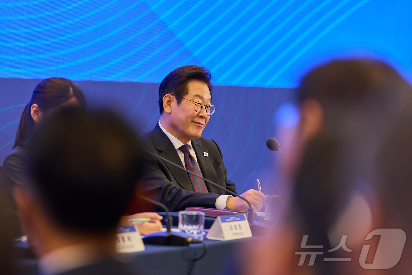 (서울=뉴스1) 이재명 기자 = 이재명 대통령이 10일 서울 마포구 프론트원에서 열린 국민성장펀드 보고대회에서 참석자들의 발언을 듣고 있다. (대통령실 제공. 재판매 및 DB 금지 …