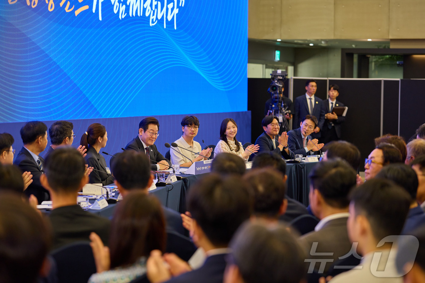 (서울=뉴스1) 이재명 기자 = 이재명 대통령이 10일 서울 마포구 프론트원에서 열린 국민성장펀드 보고대회에서 참석자들에게 박수를 받고 있다. (대통령실 제공. 재판매 및 DB 금 …