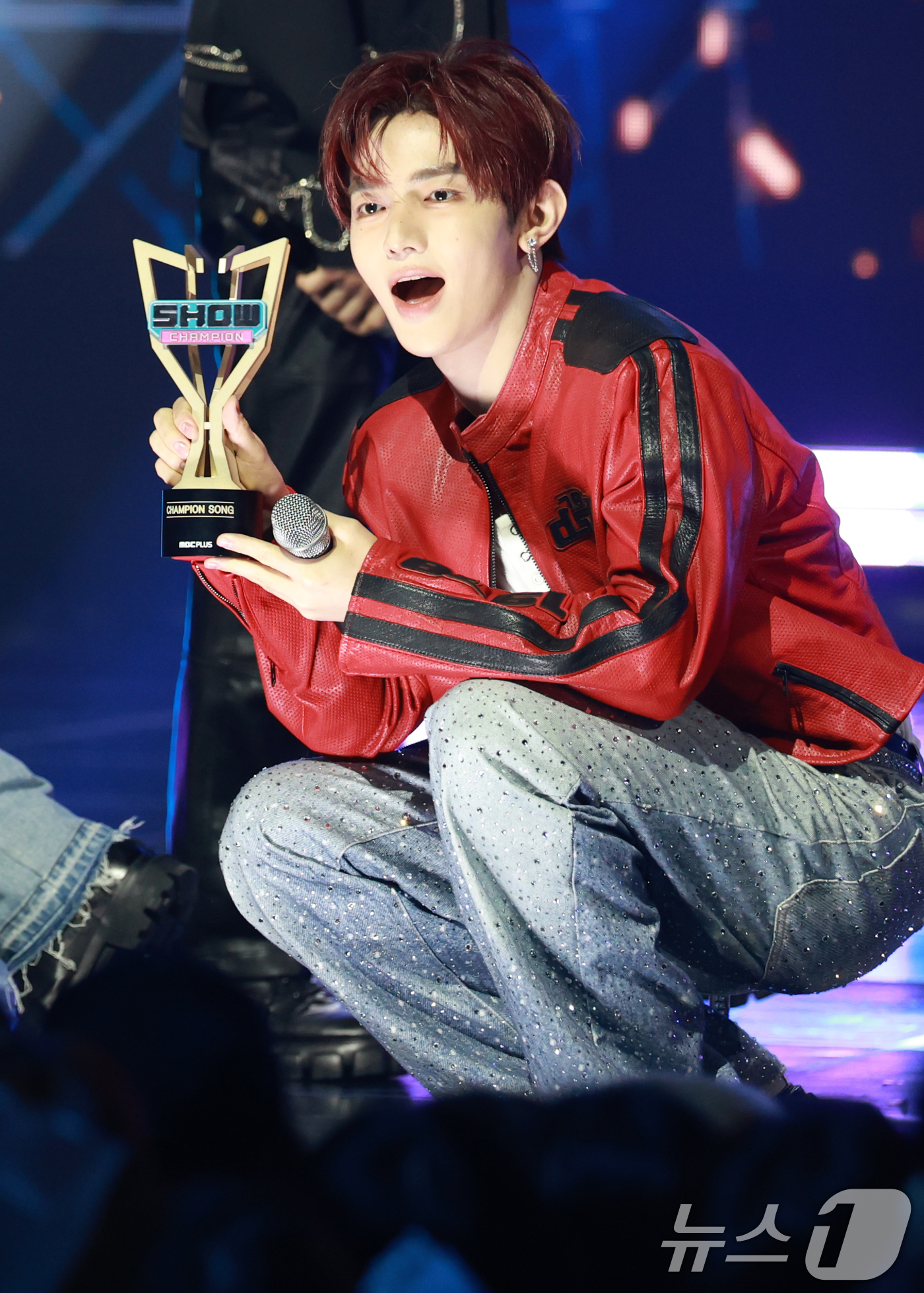 (고양=뉴스1) 권현진 기자 = 제로베이스원 장하오가 10일 오후 경기도 고양시 일산 MBC드림센터에서 열린 MBC M ‘쇼! 챔피언’에 출연해 1위를 차지한 뒤 트로피를 들고 기 …