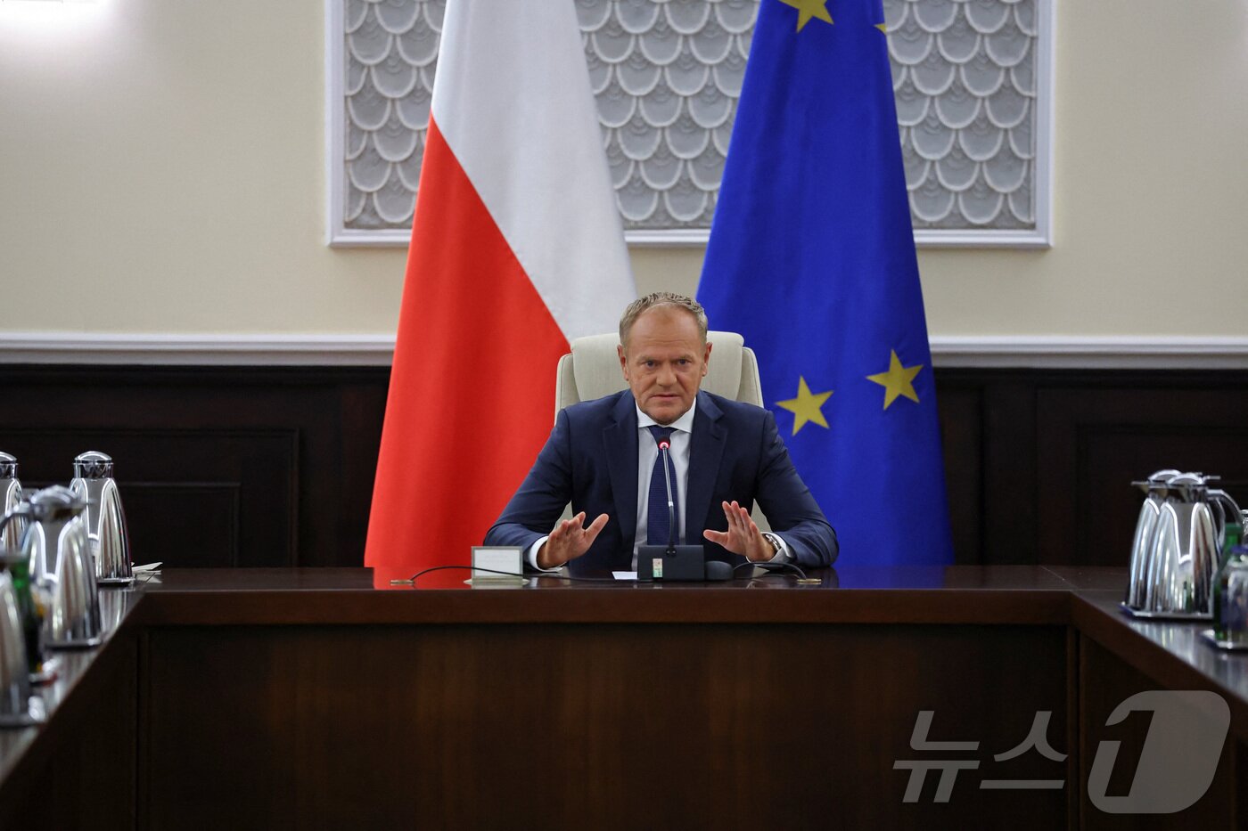 본문 이미지 - 도날트 투스크 폴란드 총리가 지난해 9월 러시아 드론의 영공 침범 사태에 관해 특별 정부 회의를 진행하고 있다. 2025.09.10 ⓒ 로이터=뉴스1