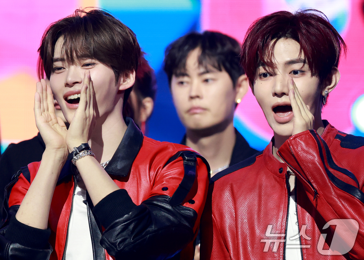 (고양=뉴스1) 권현진 기자 = 제로베이스원 성한빈과 장하오(오른쪽)가 10일 오후 경기도 고양시 일산 MBC드림센터에서 열린 MBC M ‘쇼! 챔피언’에 출연해 1위를 차지한 뒤 …