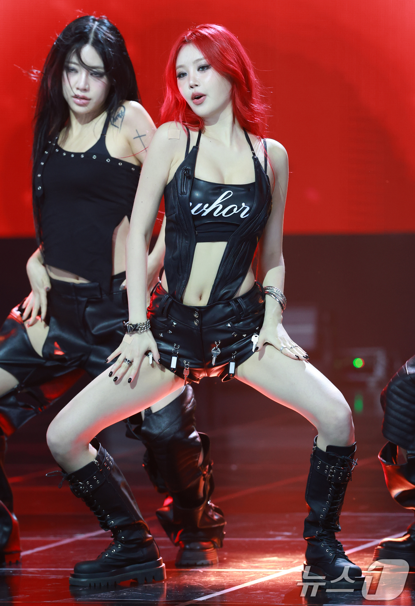 (고양=뉴스1) 권현진 기자 = 가수 수진이 10일 오후 경기도 고양시 일산 MBC드림센터에서 열린 MBC M ‘쇼! 챔피언’에 출연해 화려한 무대를 선보이고 있다. 2025.9. …