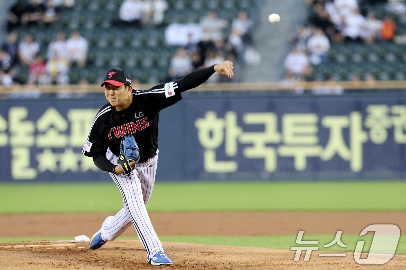 본문 이미지 - 10일 서울 송파구 잠실야구장에서 열린 프로야구 '2025 신한 SOL뱅크 KBO 리그' LG트윈스와 두산 베어스의 경기에서 LG선발 손주영이 역투하고 있다. 2025.9.10/뉴스1 ⓒ News1 이광호 기자