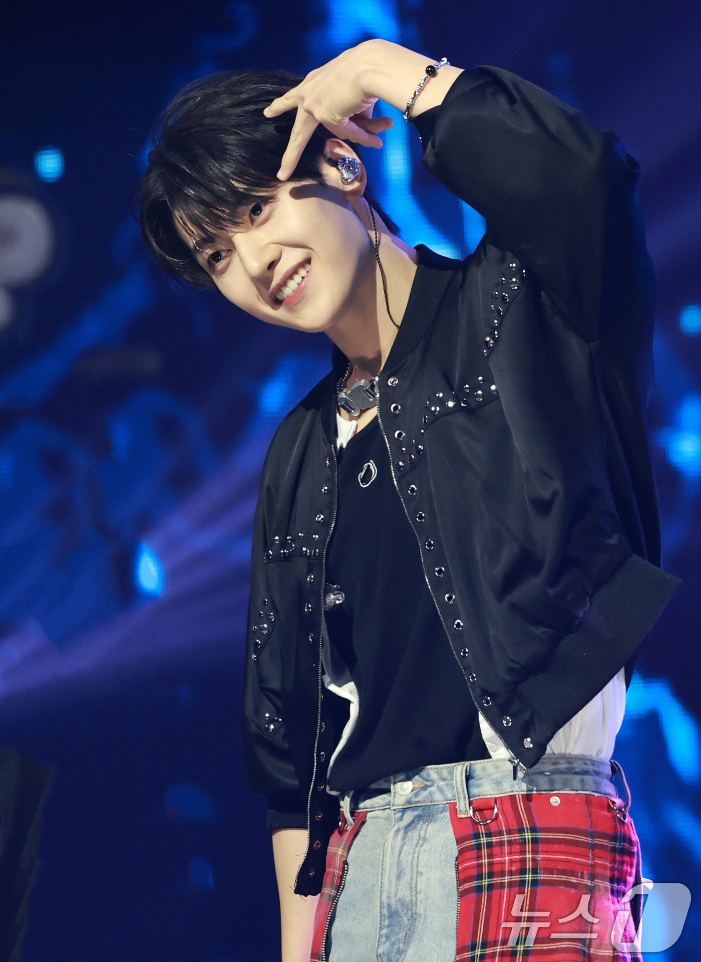 (고양=뉴스1) 권현진 기자 = 제로베이스원 석매튜가 10일 오후 경기도 고양시 일산 MBC드림센터에서 열린 MBC M ‘쇼! 챔피언’에 출연해 1위를 차지한 뒤 인사를 하고 있다 …