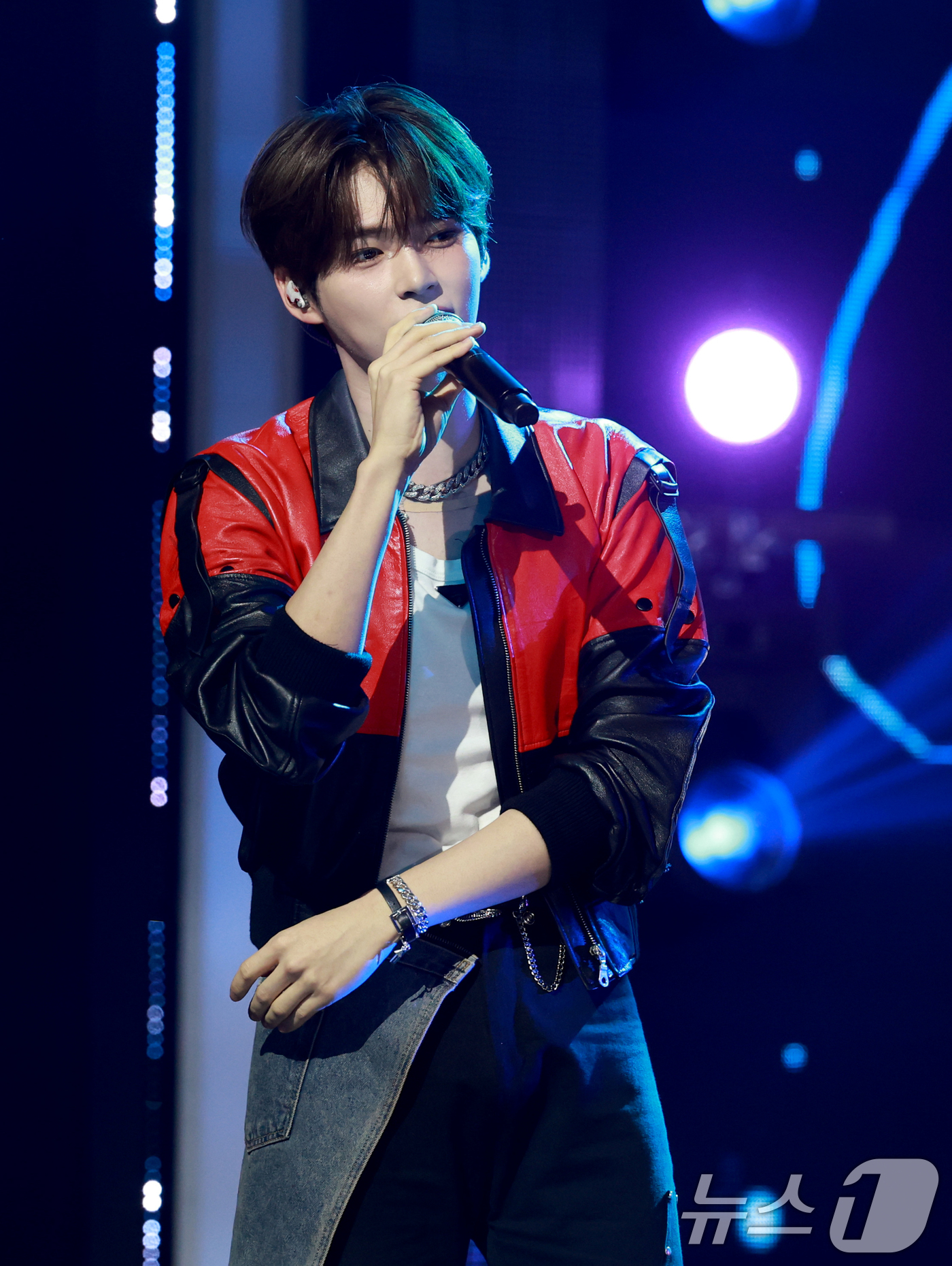 (고양=뉴스1) 권현진 기자 = 제로베이스원 성한빈이 10일 오후 경기도 고양시 일산 MBC드림센터에서 열린 MBC M ‘쇼! 챔피언’에 출연해 1위를 차지한 뒤 인사를 하고 있다 …