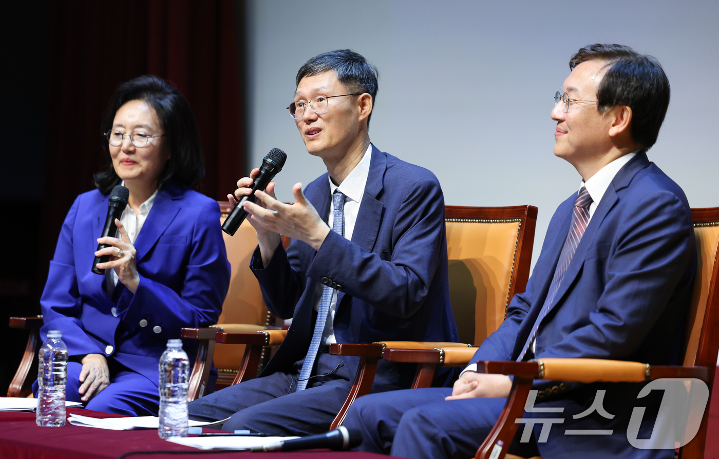 (서울=뉴스1) 안은나 기자 = 문형배 전 헌법재판소장 권한대행이 10일 오후 서울 마포구 서강대학교 성이냐시오관에서 '법률가의 길-헌법소원과 민주주의'를 주제로 특별강연을 마친 …