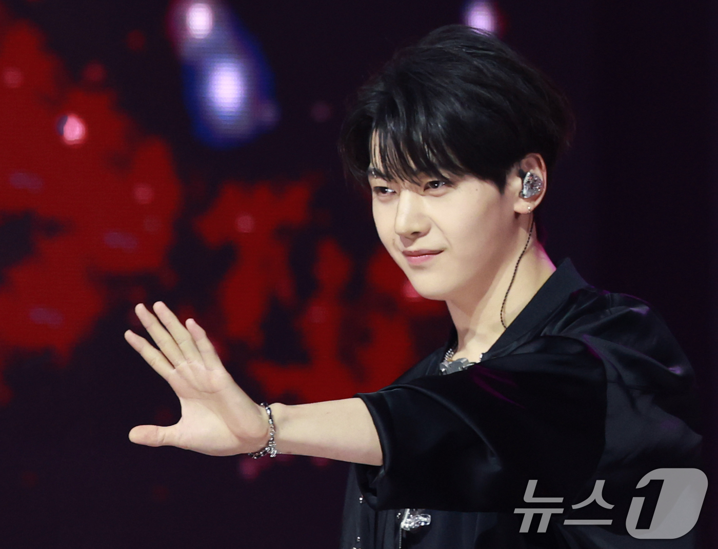 (고양=뉴스1) 권현진 기자 = 제로베이스원 석매튜가 10일 오후 경기도 고양시 일산 MBC드림센터에서 열린 MBC M ‘쇼! 챔피언’에 출연해 1위를 차지한 뒤 미소를 짓고 있다 …