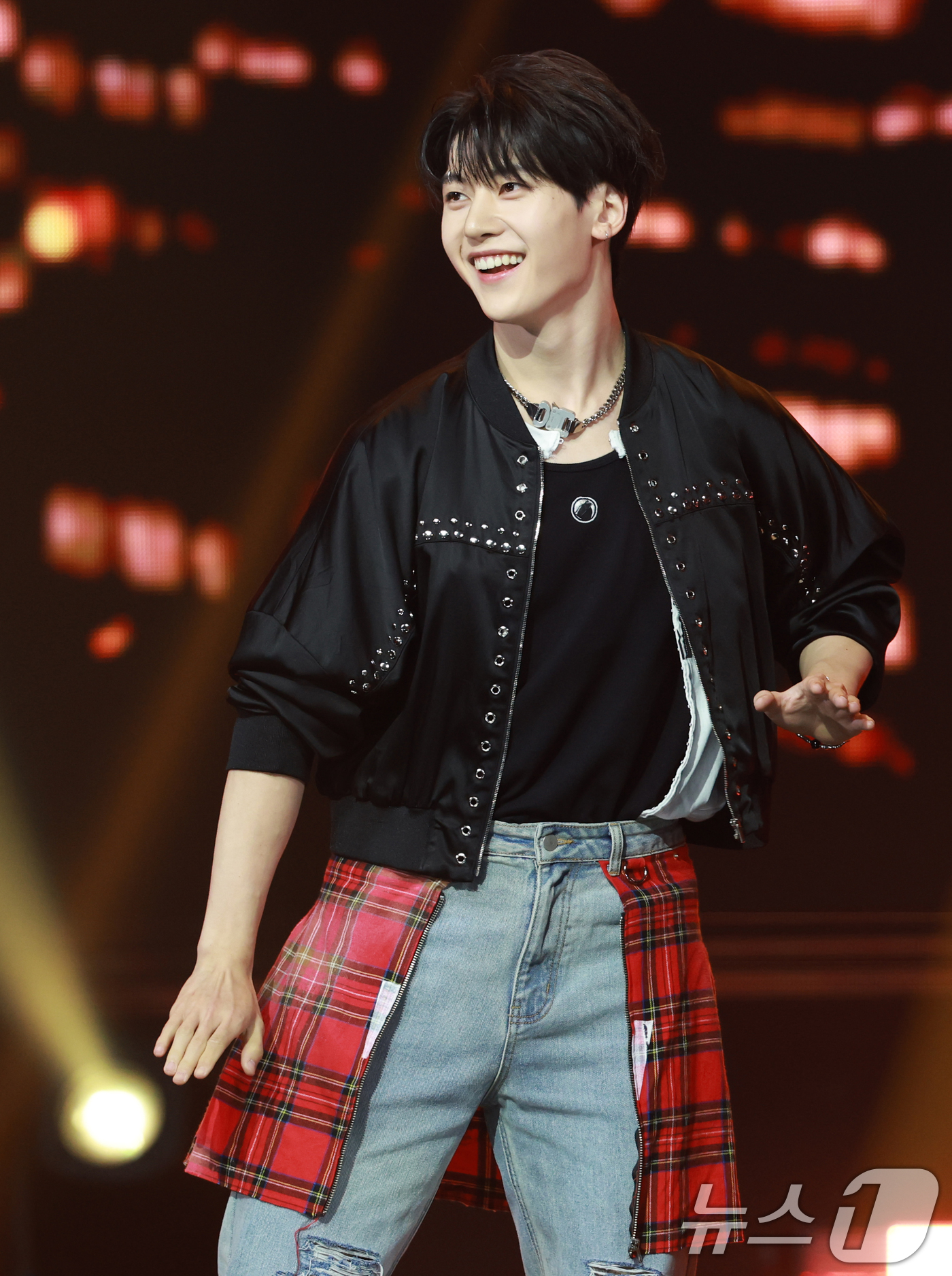 (고양=뉴스1) 권현진 기자 = 제로베이스원 석매튜가 10일 오후 경기도 고양시 일산 MBC드림센터에서 열린 MBC M ‘쇼! 챔피언’에 출연해 화려한 무대를 선보이고 있다. 20 …