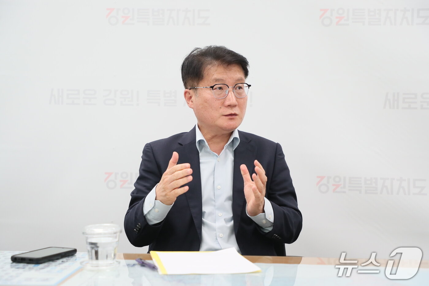 본문 이미지 - 10일 강원도청에서 열린 기자회견에서 여중협 도 행정부지사가 '행정복합타운; 조성사업과 관련해 발언하고 있다.(강원도 제공. 재판매 및 DB금지)/뉴스1